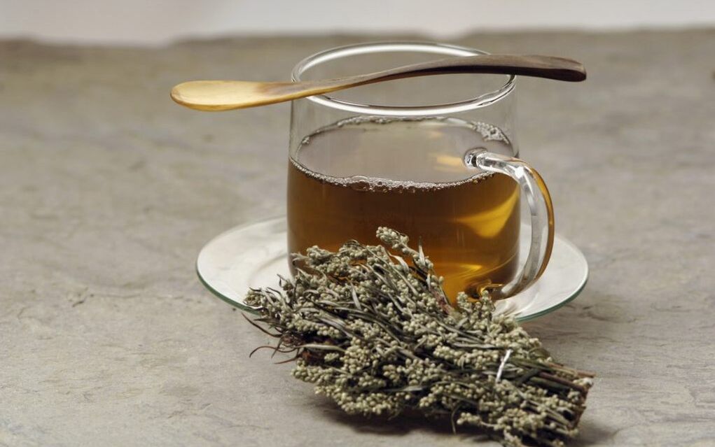 Infusion von Wermut gegen Parasiten im Körper.