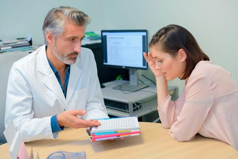 Ein Patient mit Anzeichen einer parasitären Infektion bei einem Termin bei einem Therapeuten.
